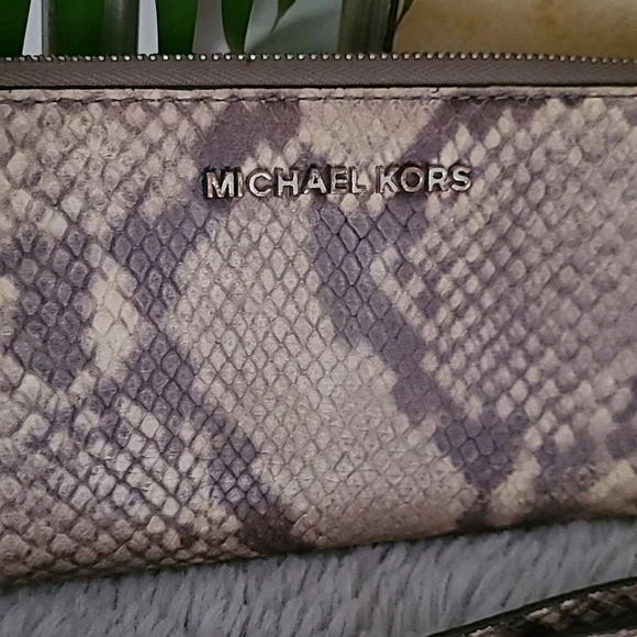 Michael Kors Leather Wallet ❤️ - Picture 2 of 10